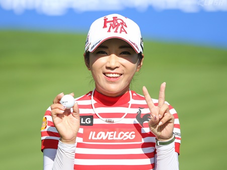 日本で活躍中のイ・ボミ、“ミニ丈”ワンピースウェアの美スタイル披露にファン注目【PHOTO】