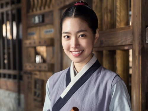『オクニョ』女優チン・セヨン、時代劇を想起させる珍しい髪型に共演者も「いいね」【PHOTO】