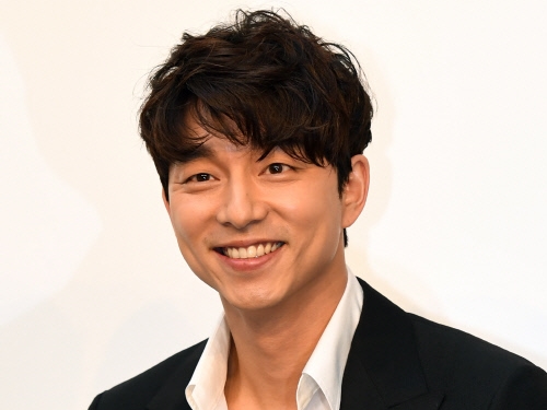 「本気でドキッとした」コン・ユの“くしゃっとした笑顔”がたまらない…スーツ姿が話題に【PHOTO】