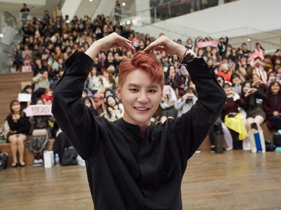 JYJジュンスが1年9カ月ぶりにファンと再開、熱狂のサイン会の様子は？