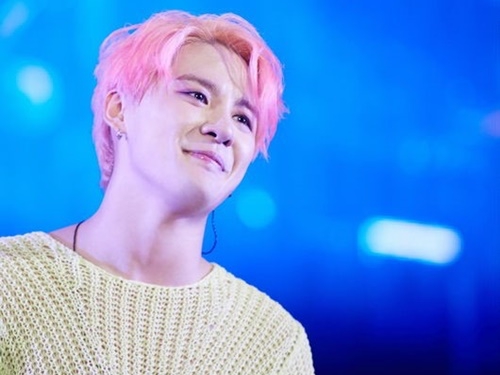 除隊したJYJジュンス、復帰コンサートのチケットが1分で完売「人気は健在」