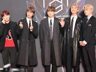 “原爆Tシャツ”着用で炎上のBTS、テレ朝『Mステ』出演見送り