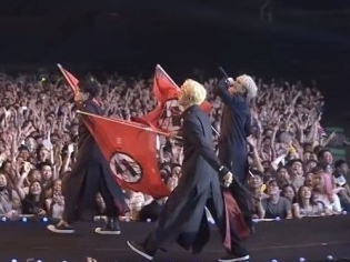 【画像】ユダヤ人団体がBTSに謝罪を要求。「ナチスを連想させる」帽子と旗を指摘