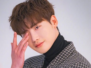 俳優イ・ジョンソクが美麗スーツ姿を大公開。「ドラマに完全期待」「最高に素敵」と称賛殺到