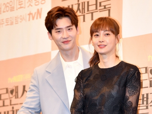 俳優イ・ジョンソク、新ドラマの制作発表会でニヤニヤ「理想のタイプとの共演、ありがたい」