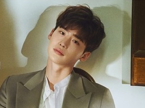 イ・ジョンソクの知性溢れるグラビア＆インタビュー公開。「しょっちゅう顔が赤くなるから困っていた」