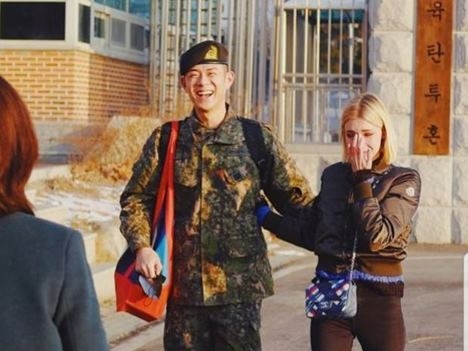 【写真】兵役終えた芸能人カップル除隊の瞬間の「熱き抱擁」に感動の嵐!! そのとき恋人たちは…