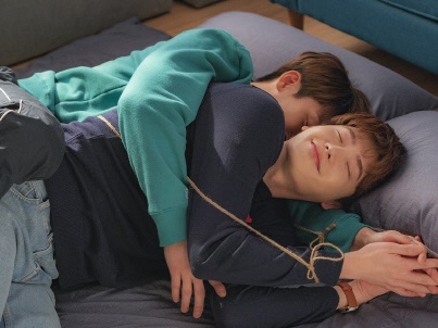 【写真】イ・ジョンソク、主演ドラマでイケメン俳優ウィ・ハジュンと添い寝。甘い寝顔にファン興奮