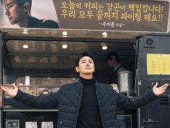 チュ・ジフン、ドラマ撮影現場にコーヒートラックを差し入れ。ユーモアセンス抜群のメッセージも話題