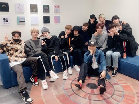 BTSとTXTの“集合写真”初公開。微笑ましい雰囲気にファン歓喜