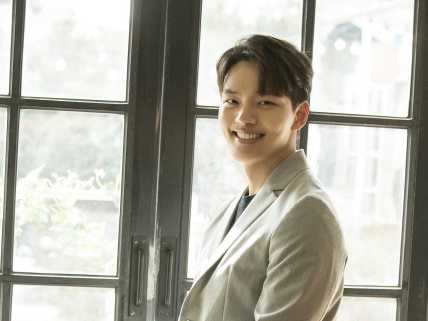 ベテラン俳優の貫禄と今時の青年らしいフレッシュさ。ヨ・ジングの相反する魅力に迫る【インタビュー②】