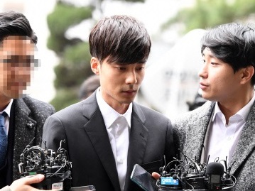 歌手ロイ・キム、容疑者として警察に出頭。好青年のイメージは崩壊した