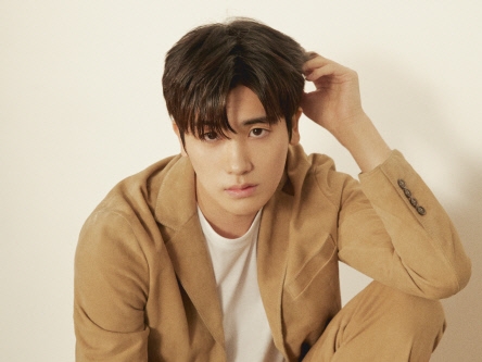 俳優パク・ヒョンシク、“親友”BTSのVとのエピソード明かす「泊まっていけと言われ…」【インタビュー前編】