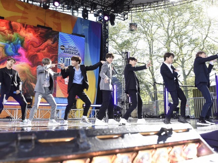 BTSのパフォーマンスが大反響！ 米GMAの野外ステージで見せた圧倒的な存在感