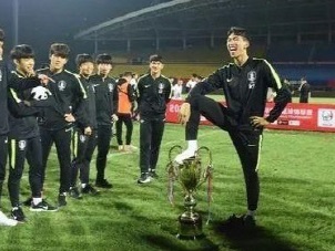 U-18韓国代表が中国の大会を冒涜!? 優勝カップを踏みつけて炎上、謝罪へ