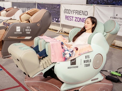 BTSのコンサートに“高級マッサージチェア”が登場？なぜ設置されたのか