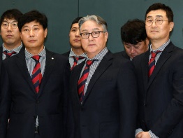 【写真】侍ジャパンに負けた余波クッキリ…花束も笑顔もなく沈痛だった野球韓国代表の帰国現場