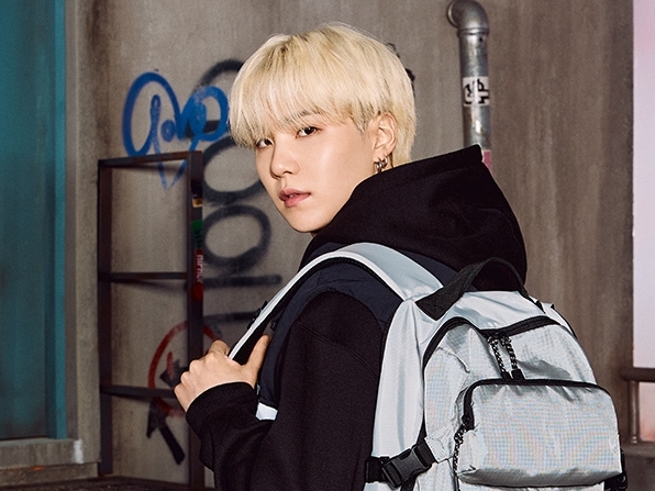 「なんか高校生みたい」BTS・SUGA、”フレッシュ魅力”あふれるパーカー姿で魅了【PHOTO】