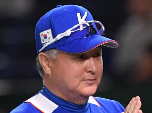 ガム噛み態度で猛非難カン・ベクホについて監督が釈明「先輩や指導者が注意を」
