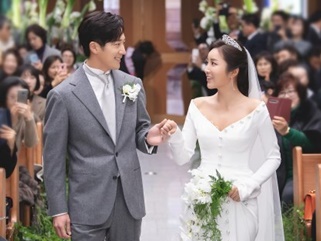 イ・ワンとイ・ボミ、2度目の結婚記念日を迎えたビッグカップルはいま