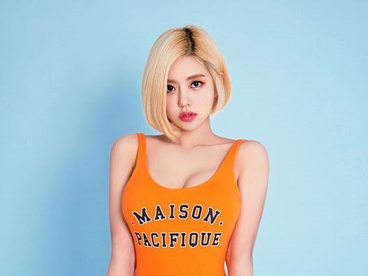 韓国の美女DJ、“大胆真夏コーデ”で11月の日本を満喫？日本人“大物”ユーチューバーもコメント！【PHOTO】