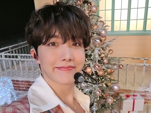BTSのJ-HOPE、美麗ホリデーSHOTに大反響！ 「楽しい思い出を作ってね」【PHOTO】