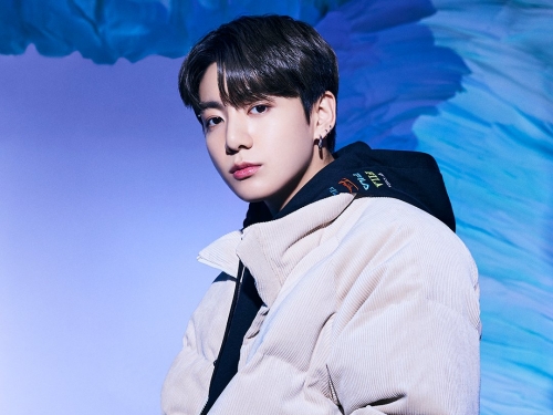 「いつ見ても惚れる」BTSのJUNG KOOK、“クールな流し目”にファン歓喜。最新ビジュアル公開【PHOTO】