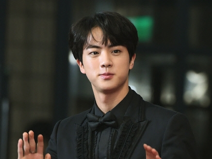 「真剣な眼差しにキュン」BTS・JIN、革ジャン姿で“ワイルド魅力”発揮【PHOTO】