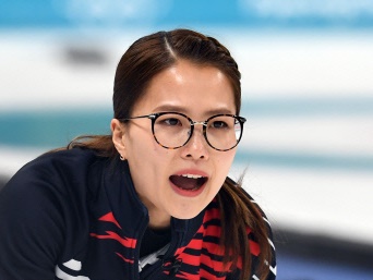 「韓国も国を奪われた歴史がある」メガネ先輩擁するカーリング韓国代表、ロシアとの対戦拒否を表明