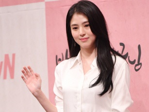 “2021年最も売れた女優”ハン・ソヒ、スタッフから誕生日を祝ってもらいニッコリ「愛しています」【PHOTO】