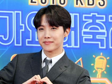 BTS・J-HOPE、“ダークな雰囲気”で魅了…GQの未公開ショットに「直視できん」とファン【PHOTO】
