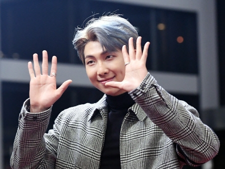 BTS・RMが自分を“一番カッコいいと思う瞬間”は？ 故ヴァージル・アブローにもコメント【PHOTO】