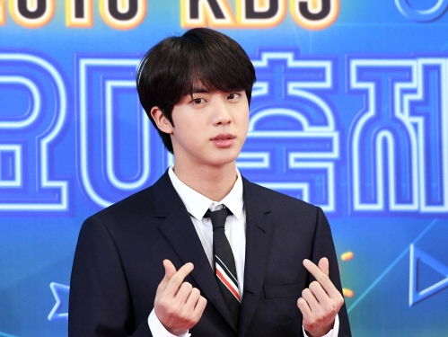 BTS・JINと本物の兄弟のような温かさ…イ・ジョンジェ監督作品試写会で“ワールドスター”集結【PHOTO】