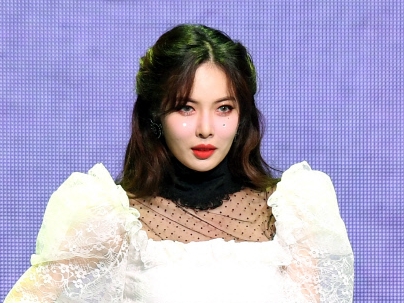 心境の変化？“本番キス”も話題になった歌手ヒョナ、ベリーショートにイメチェン！少女のような姿に【PHOTO】