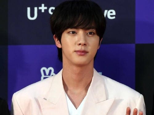 兵役中BTS・JINが特級戦士に！ 異例の早期進級、J-HOPEにプレッシャーかける茶目っ気も話題