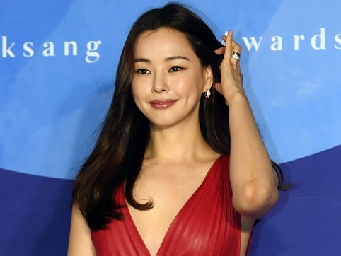 熱愛報じられた女優イ・ハニ、所属事務所が交際認める「知人の紹介で出会い真剣に交際中」
