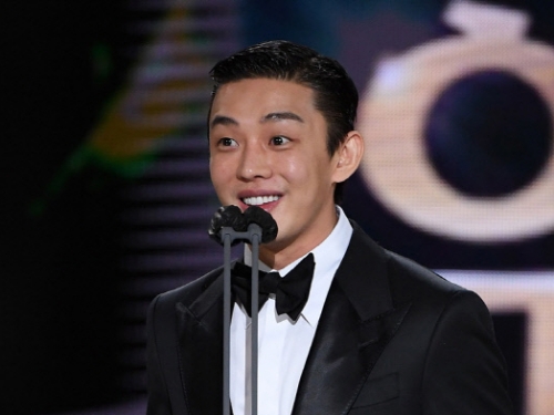 「鍛えられたボディに釘付け…」ユ・アイン、プールでにっこり “スイムウェア姿”に熱視線【PHOTO】