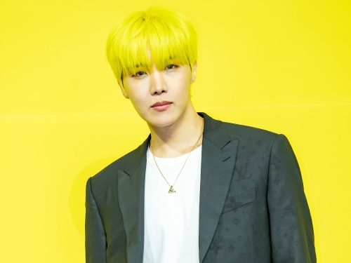 「イケメンホビ！」BTSのJ-HOPE、ギャップすごい“真顔SHOT”にファン喝采【PHOTO】