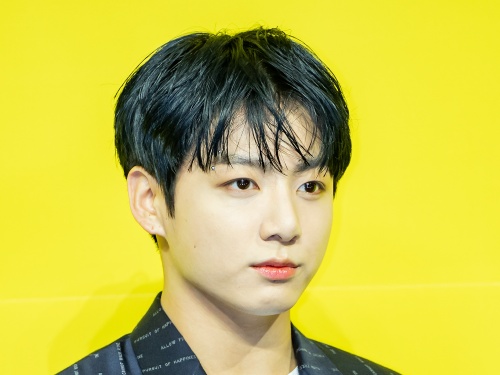 「ツボすぎる」BTS・JUNG KOOK、雑誌撮影で見せた銀髪姿。“すべすべの膝” にも注目【PHOTO】