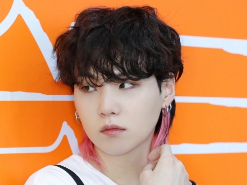 BTSのSUGA、ファンから好評だった“ピンク髪”再び…！事務所が公開したオフショットが話題に【PHOTO】