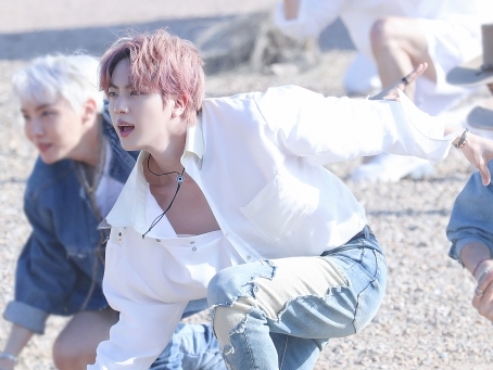 BTSのJIN、「はだけすぎ？」な白シャツ姿にファンがソワソワ…「色気にびっくり」【PHOTO】
