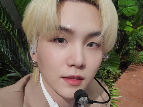 BTSのSUGA、恒例になりつつある“暑い”投稿にファン「まとめて写真集にしてください」【PHOTO】