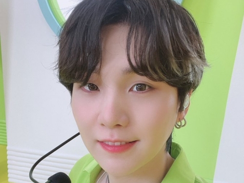 BTSのSUGA、突然の“黒髪セルカ”にファン歓喜「本当に可愛い」「ユンギの黒髪は最高」【PHOTO】