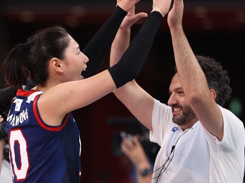 日本を破った韓国が女子バレー準々決勝で“格上”トルコに勝利！メダルに大手、監督「信じられない」