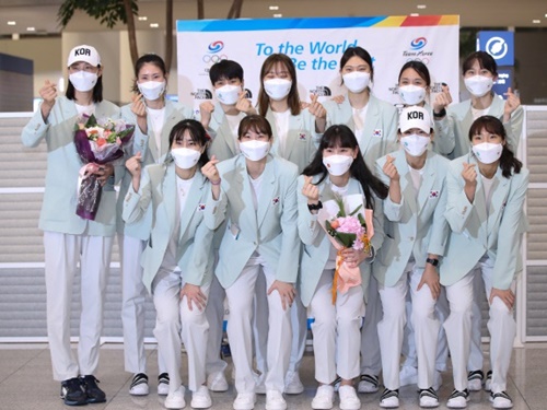 キム・ヨンギョンら女子バレー韓国代表が帰国も…ファン殺到で空港は“密”状態に【現地取材】