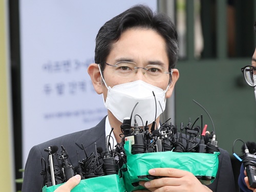 サムスンの副会長が本日（8月13日）仮釈放に、謝罪述べるも記者の質問には答えず