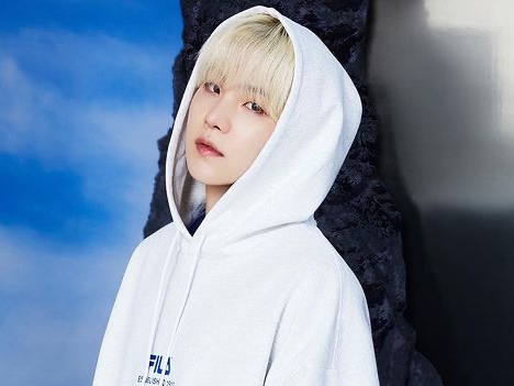 「良すぎて泣いてる」BTSのSUGA、フードをかぶった“カメラ目線SHOT”にファン大興奮【PHOTO】