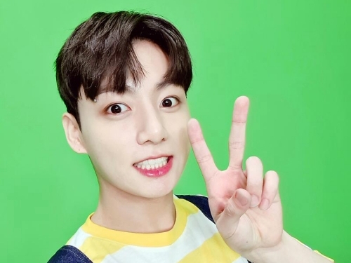 「グクしか勝たん」BTSのJUNG KOOK、“マンネらしい”キュートな格好でファンを悩殺「15歳?」【PHOTO】