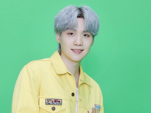 BTSのSUGA、“もちもち白肌”SHOTに反響「胸が苦しい…」「ユンギさん大優勝です」【PHOTO】