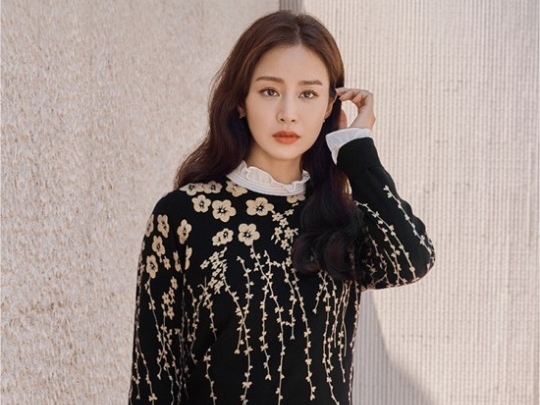 “韓国で最も美しい女優”キム・テヒ、秋を先取りした“ロマンチックコーデ”にファンがメロメロ【PHOTO】